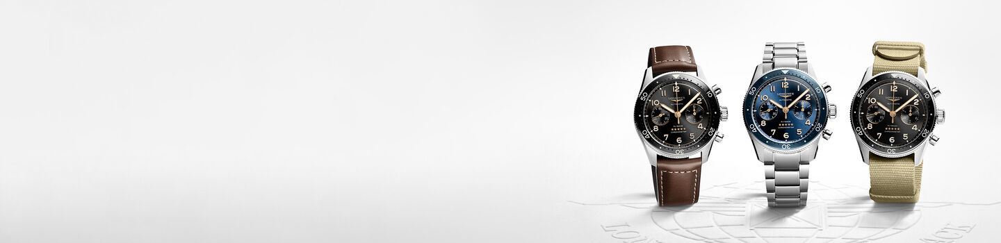 Trois montres Longines sur un fond gris.